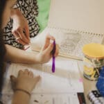 Enfant qui reçoit de l'aide aux devoirs