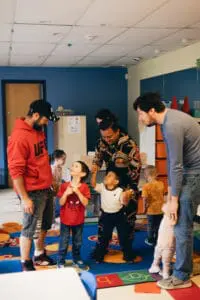 des papas jouant avec leurs enfants dans un OCF