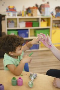 Enfant et sa mère qui font une activité de peinture