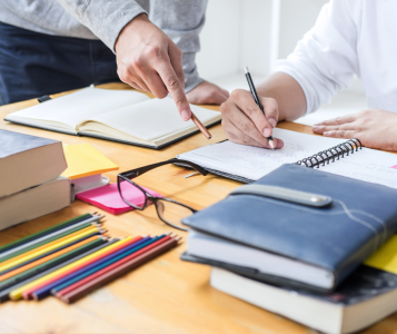 Personne qui fait de l'aide aux devoirs